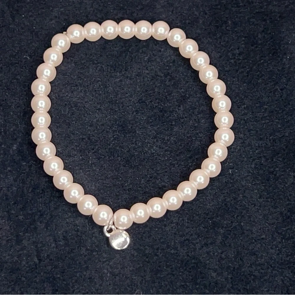 Vintage Pearly Style Bracelet Classic Retro Stretch Ivory White Silver Charm